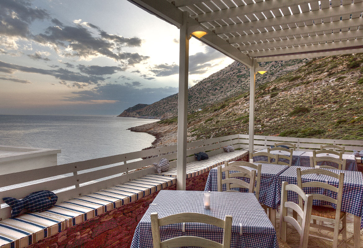 Delfini restaurant at the edge of Kamares gulf